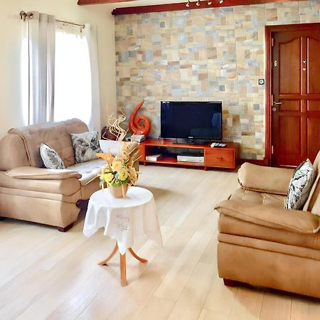 Spacious House In Flic En Flac With Shared Pool 외부 사진