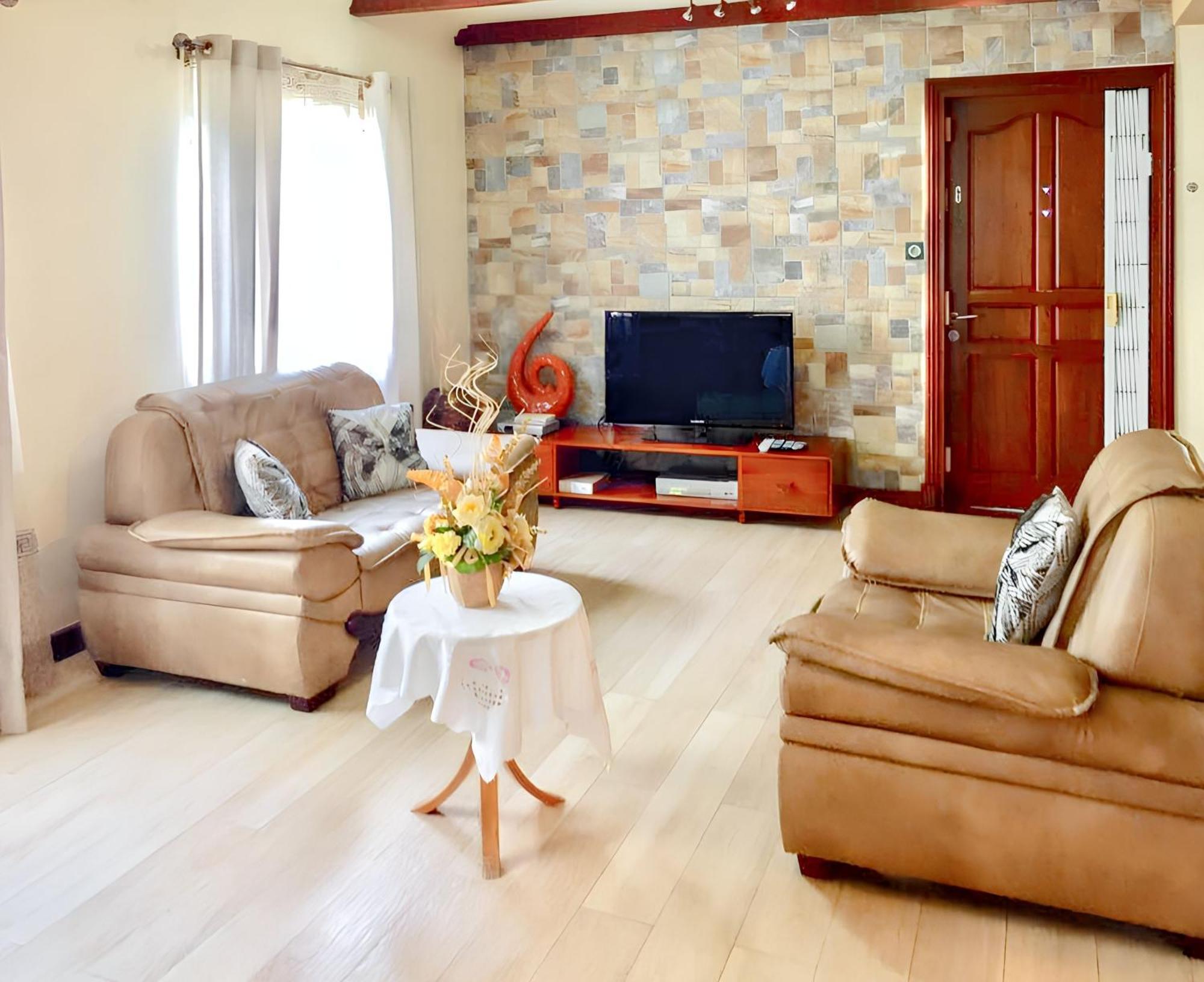 Spacious House In Flic En Flac With Shared Pool 외부 사진