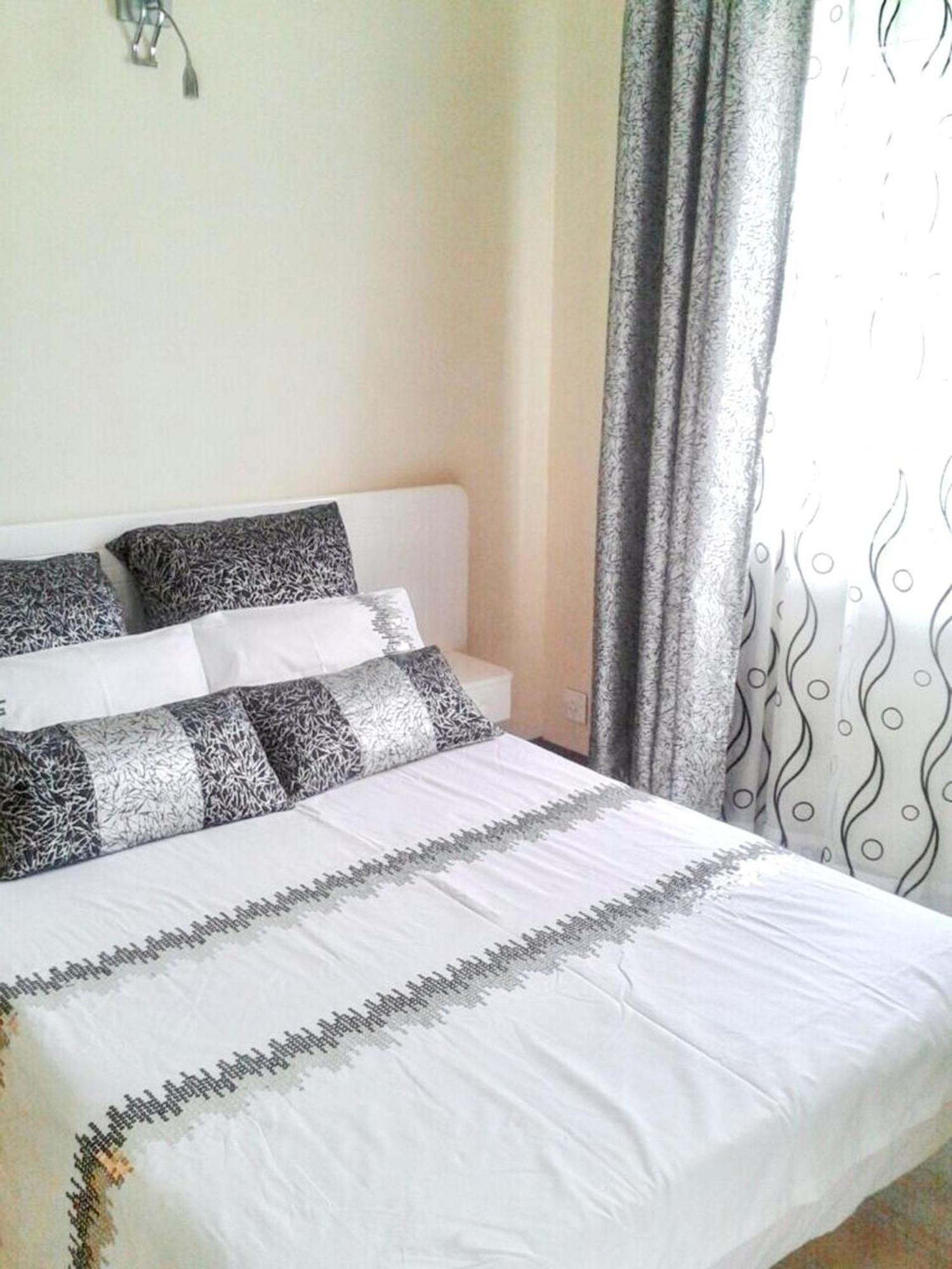 Spacious House In Flic En Flac With Shared Pool 외부 사진