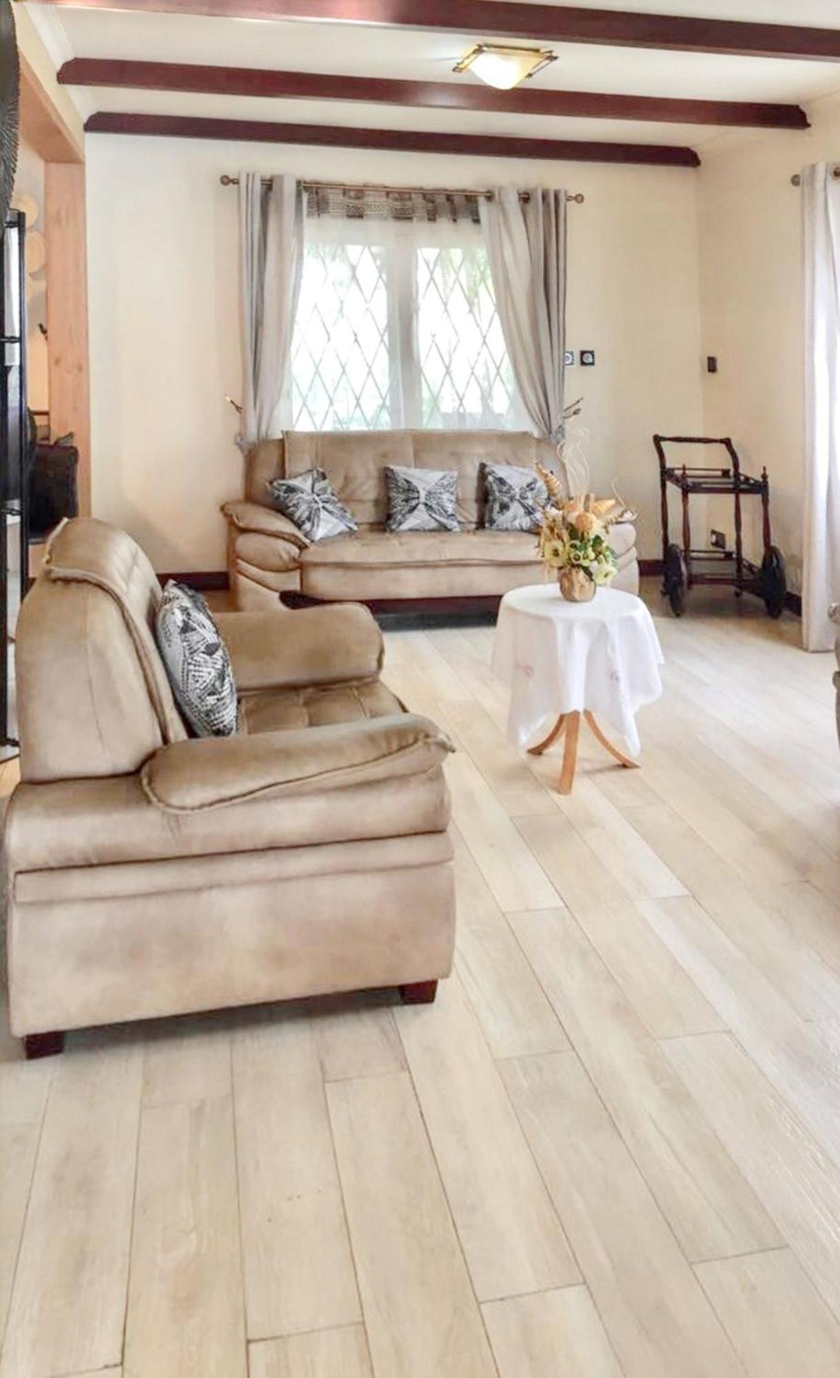 Spacious House In Flic En Flac With Shared Pool 외부 사진