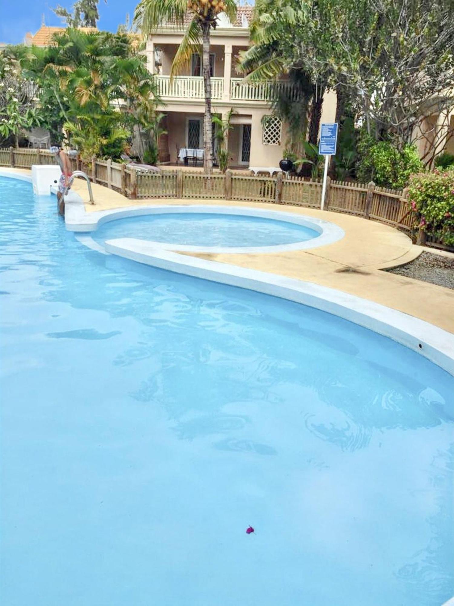 Spacious House In Flic En Flac With Shared Pool 외부 사진
